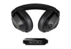 Casque studio sans fil fermé Lewitt LW6 en noir vu de face, avec son émetteur UWB compact posé devant, prises USB-C et jack visibles
