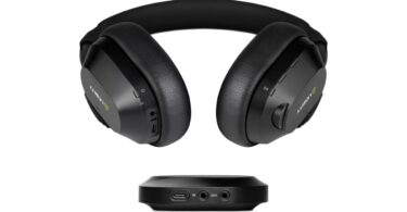 Casque studio sans fil fermé Lewitt LW6 en noir vu de face, avec son émetteur UWB compact posé devant, prises USB-C et jack visibles