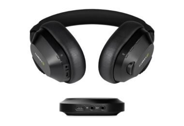Casque studio sans fil fermé Lewitt LW6 en noir vu de face, avec son émetteur UWB compact posé devant, prises USB-C et jack visibles