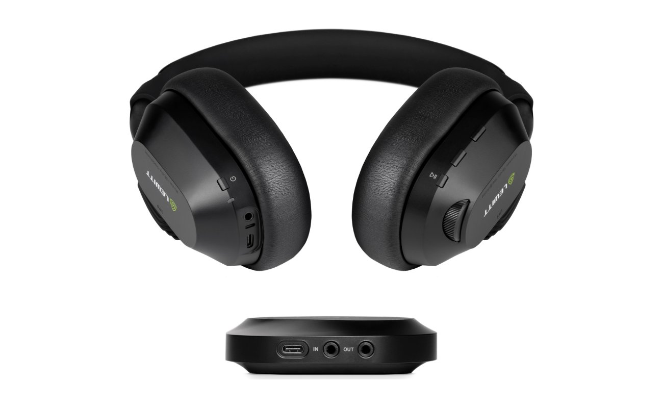 Casque studio sans fil fermé Lewitt LW6 en noir vu de face, avec son émetteur UWB compact posé devant, prises USB-C et jack visibles