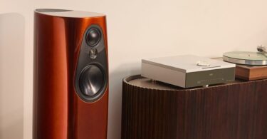 Enceinte colonne Linn 343 finition Single Malt cuivrée, vue de trois quarts avec son tweeter et son médium à dôme en carbone et son haut-parleur Pistonik de 190 mm