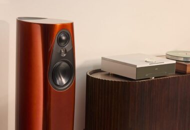 Enceinte colonne Linn 343 finition Single Malt cuivrée, vue de trois quarts avec son tweeter et son médium à dôme en carbone et son haut-parleur Pistonik de 190 mm