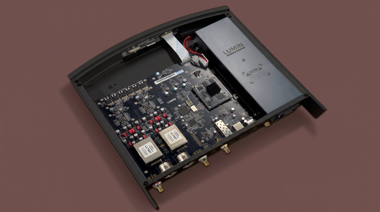 Intérieur du Lumïn S2 : carte de conversion avec deux transformateurs de sortie Lundahl LL7401, module FPGA sous radiateur et alimentation blindée à droite