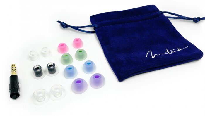 Accessoires du Maestraudio MAPro2000 : embouts iKeep01 en silicone liquide, embouts iSep02, embout de fiche et pochette de transport bleue