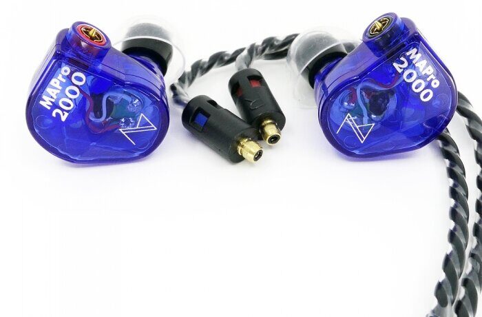 Gros plan des coques Maestraudio MAPro2000 Iris Blue et des fiches Pentaconn ear du câble, repère rouge à droite et bleu à gauche