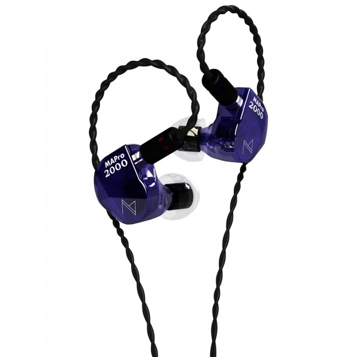 Paire de Maestraudio MAPro2000 Iris Blue montée sur son câble noir torsadé avec crochets d'oreille, vue de trois quarts