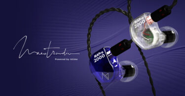 Intra-auriculaires Maestraudio MAPro2000 en coloris Iris Blue et Shallow Clear avec câble torsadé noir, connecteurs Pentaconn ear et coques compactes moulées au Japon
