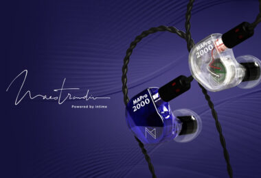 Intra-auriculaires Maestraudio MAPro2000 en coloris Iris Blue et Shallow Clear avec câble torsadé noir, connecteurs Pentaconn ear et coques compactes moulées au Japon
