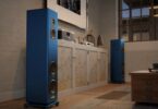 Paire de colonnes Magico A3 2027 en aluminium anodisé bleu dans un salon, tweeter béryllium, médium et deux graves à membranes sandwich carbone