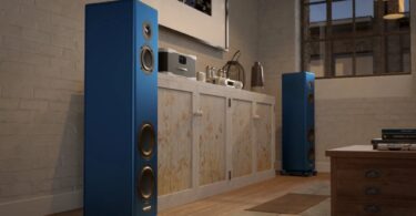 Paire de colonnes Magico A3 2027 en aluminium anodisé bleu dans un salon, tweeter béryllium, médium et deux graves à membranes sandwich carbone