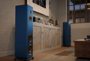 Paire de colonnes Magico A3 2027 en aluminium anodisé bleu dans un salon, tweeter béryllium, médium et deux graves à membranes sandwich carbone