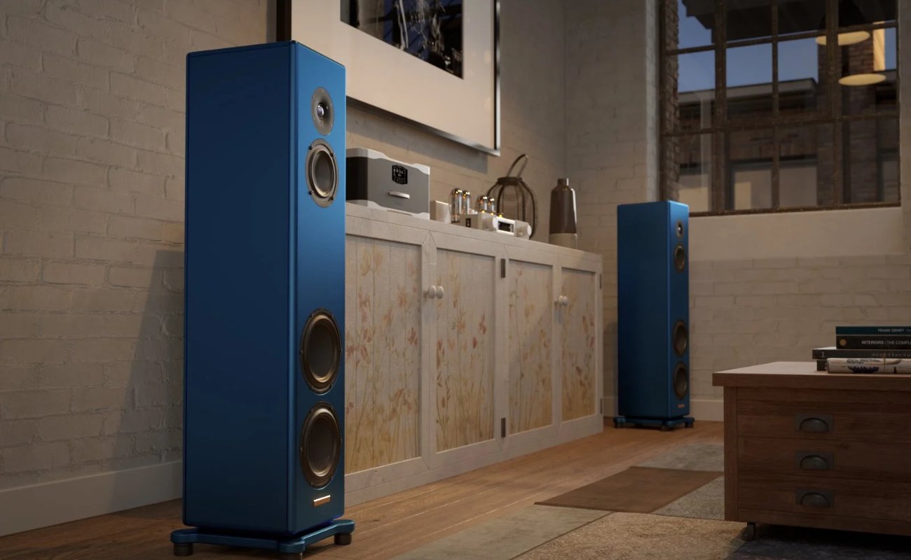 Paire de colonnes Magico A3 2027 en aluminium anodisé bleu dans un salon, tweeter béryllium, médium et deux graves à membranes sandwich carbone
