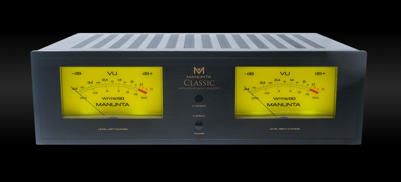 Amplificateur de puissance Manunta Classic noir vu de face, avec deux grands vumètres rétroéclairés jaunes gradués en dB et en watts