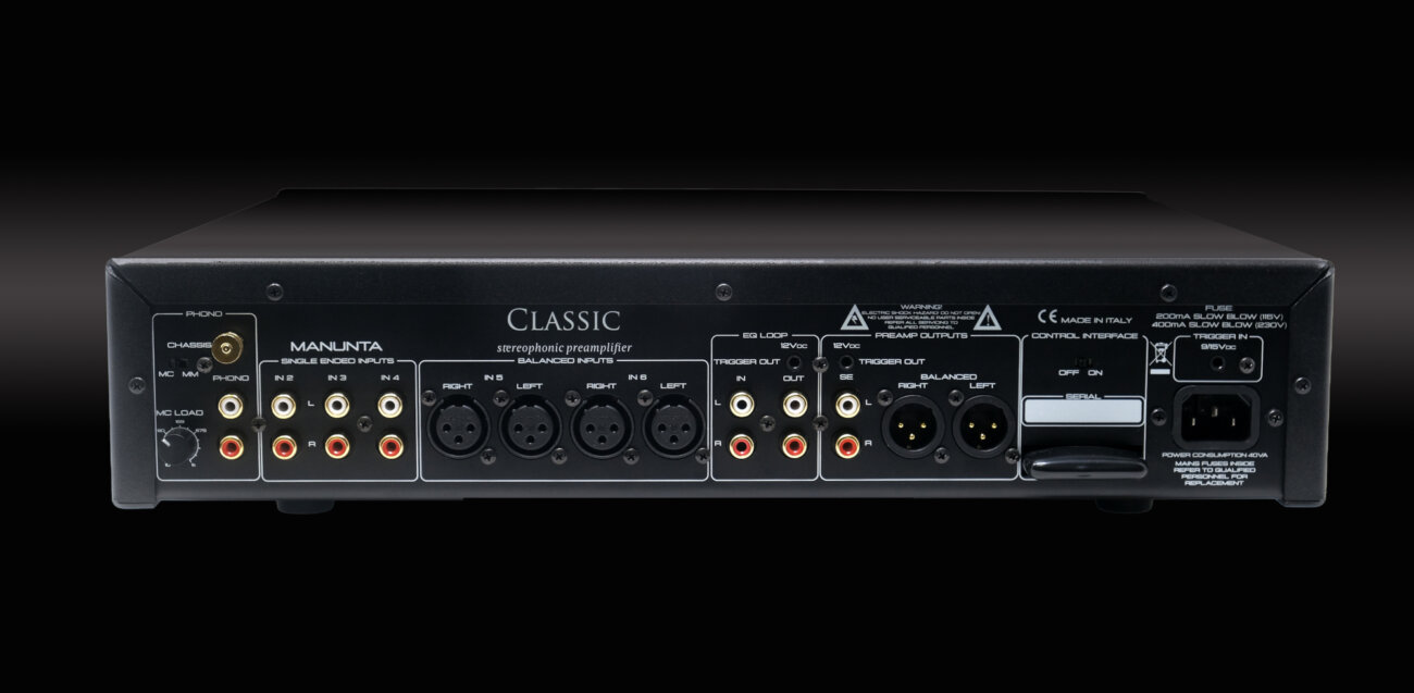 Face arrière du préampli Manunta Classic : entrée phono avec borne de masse, entrées RCA et XLR, boucle processeur, sorties RCA et XLR, prises trigger et embase secteur