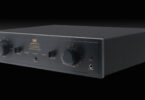 Préamplificateur Manunta Classic by M2Tech noir vu de trois quarts, avec sélecteur d'entrées, bouton de volume et prise casque 6,35 mm en façade