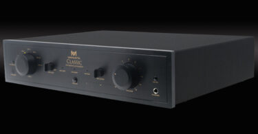 Préamplificateur Manunta Classic by M2Tech noir vu de trois quarts, avec sélecteur d'entrées, bouton de volume et prise casque 6,35 mm en façade