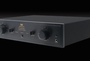 Préamplificateur Manunta Classic by M2Tech noir vu de trois quarts, avec sélecteur d'entrées, bouton de volume et prise casque 6,35 mm en façade