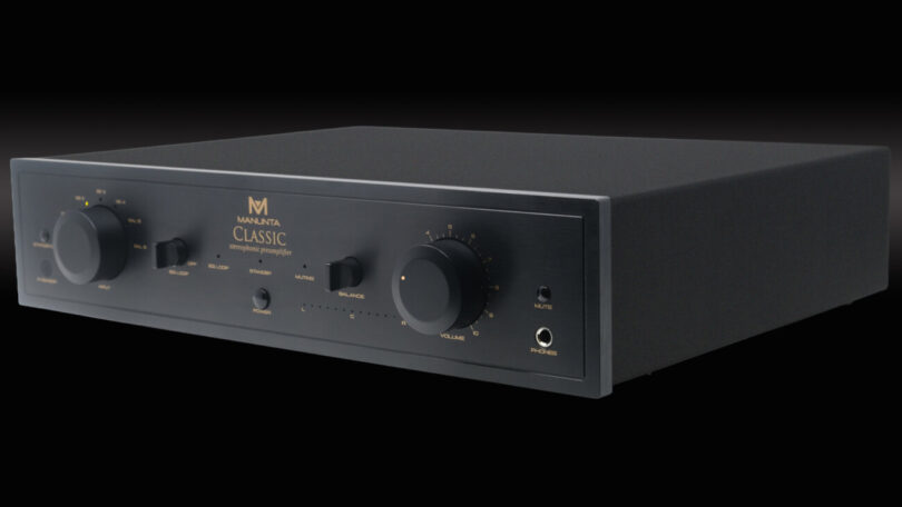 Préamplificateur Manunta Classic by M2Tech noir vu de trois quarts, avec sélecteur d'entrées, bouton de volume et prise casque 6,35 mm en façade