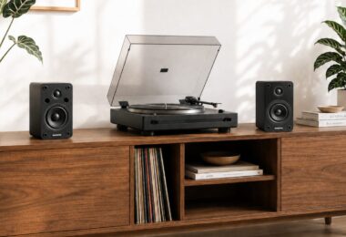 Paire d'enceintes actives Marmitek Soundex S300 noires, tweeter à dôme et woofer de 3 pouces, posées de part et d'autre d'une platine vinyle sur un meuble en bois clair