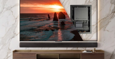 MartinLogan USR51 fixé au dos d'un téléviseur mural, révélé par une vue en transparence, au-dessus d'une barre de son passive et d'un meuble TV en bois
