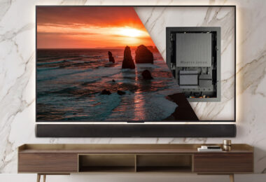 MartinLogan USR51 fixé au dos d'un téléviseur mural, révélé par une vue en transparence, au-dessus d'une barre de son passive et d'un meuble TV en bois