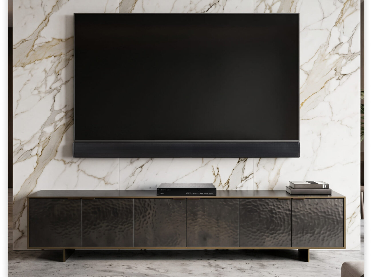MartinLogan USR51 posé sur un meuble TV bas sous un téléviseur mural et une barre de son passive, devant un mur en marbre