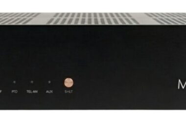 Convertisseur Merason DAC 2 noir vu de face, voyants et boutons dorés en façade, capot ajouré, logo Merason à droite