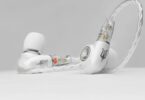 Intra-auriculaire Meze Audio ALBA S posé sur une surface claire, coque en alliage de zinc et aluminium anodisé blanc nacré, embout argenté et câble tressé argenté à connecteurs 2 broches