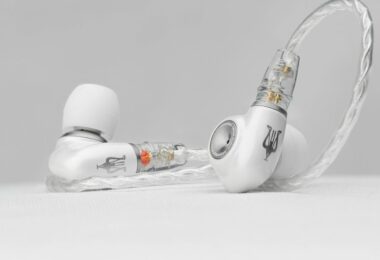 Intra-auriculaire Meze Audio ALBA S posé sur une surface claire, coque en alliage de zinc et aluminium anodisé blanc nacré, embout argenté et câble tressé argenté à connecteurs 2 broches