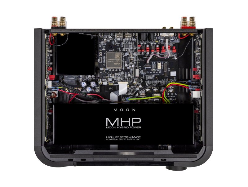 Vue de dessus de l'intérieur du MOON 341 capot retiré montrant le module d'alimentation hybride MHP, les cartes d'amplification et les borniers d'enceintes à l'arrière