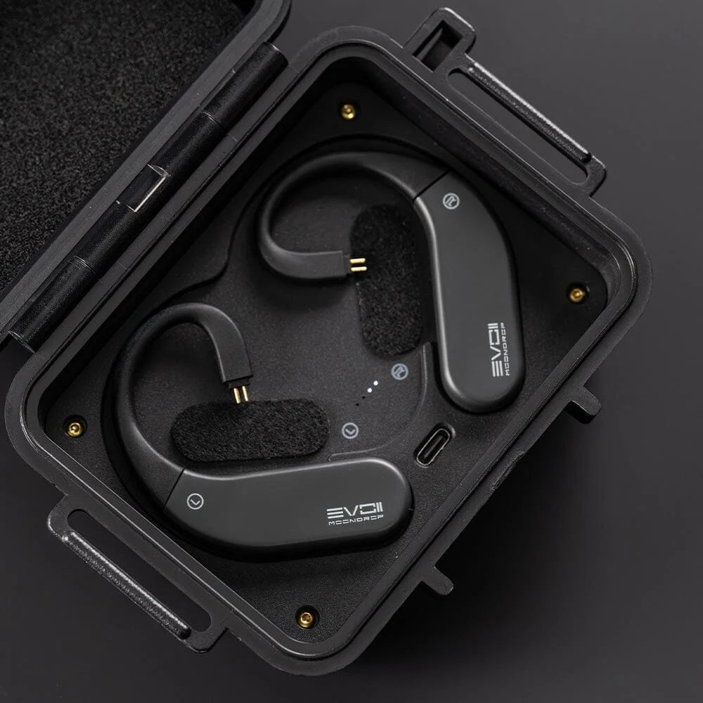 Étui de charge rigide Moondrop EVO 2 ouvert, avec les deux crochets Bluetooth gris anthracite logés dans leur emplacement, connecteurs 2 broches 0,78 mm dorés, contacts de charge, voyants LED et port USB-C