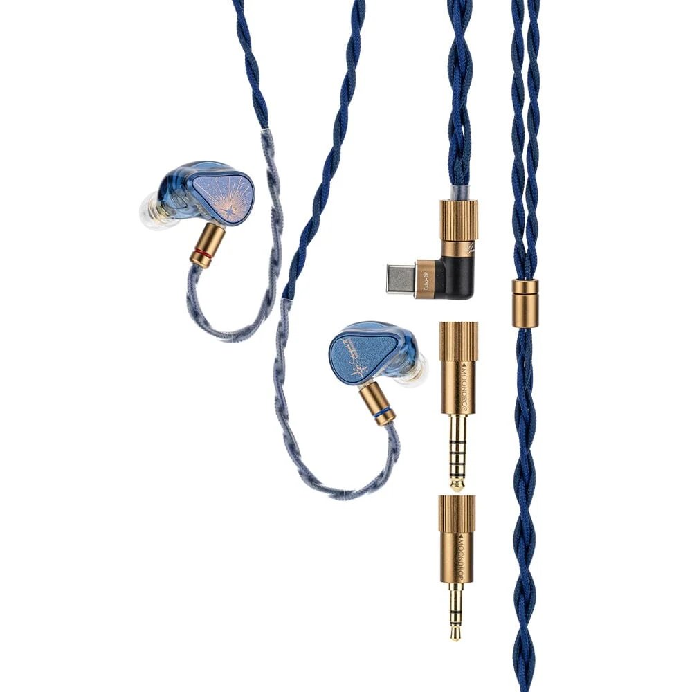 Câble tressé bleu du Moondrop Starfield 3 avec ses trois fiches interchangeables dorées : USB-C coudée, jack 4,4 mm symétrique et jack 3,5 mm, écouteurs reliés au câble