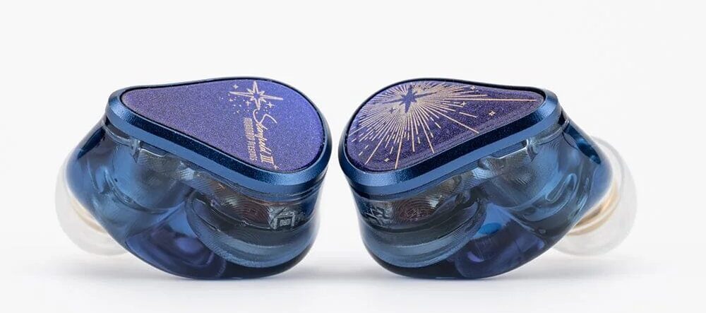 Paire de Moondrop Starfield 3 vue de face sur fond blanc, coques en résine bleue translucide, plaques pailletées et embouts en silicone transparents