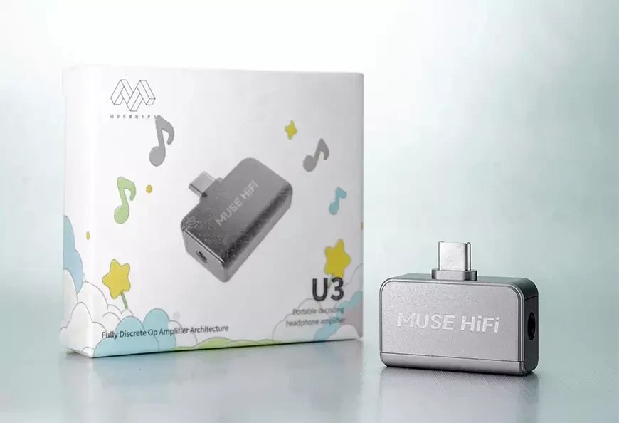 Dongle DAC Muse HiFi U3 en aluminium gris posé devant sa boîte illustrée portant la mention « Fully Discrete Op Amplifier Architecture »