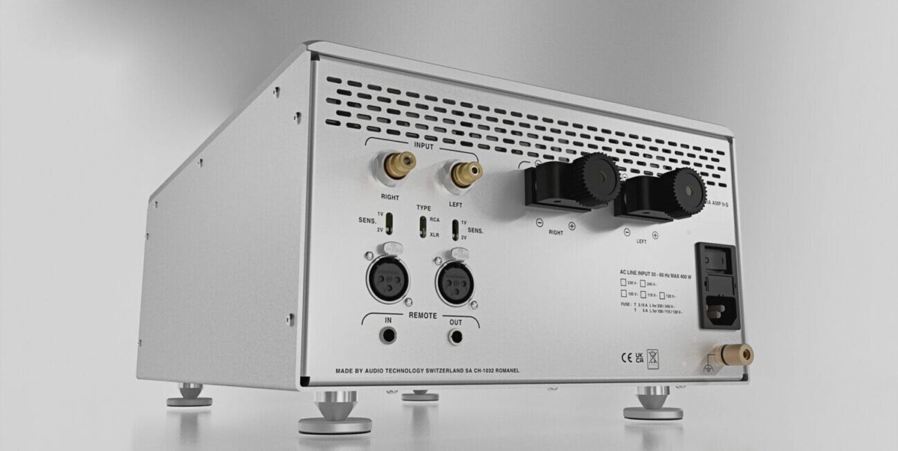 Face arrière du Nagra AMP II-S avec entrées RCA et XLR, sélecteur de type d'entrée, sélecteur de sensibilité 1 V ou 2 V, prises remote in et out, borniers HP et embase secteur