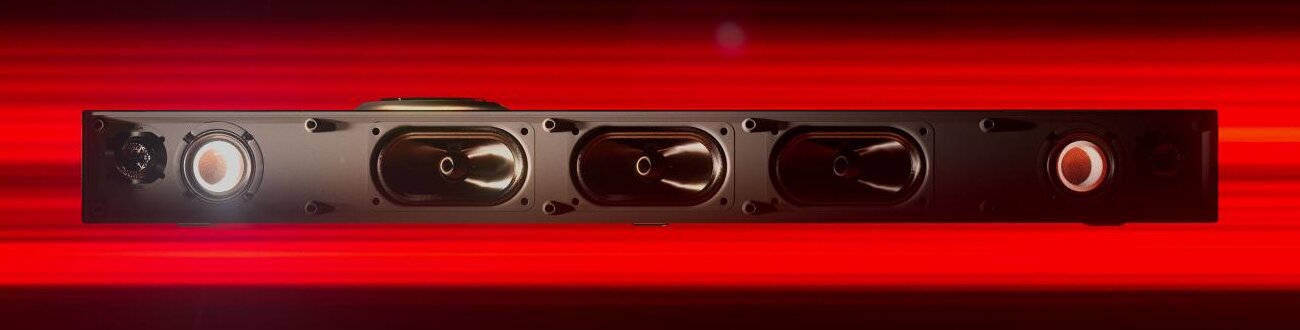 Façade du Naim Mu-so Utopia sans sa grille montrant les trois woofers oblongs centraux et les haut-parleurs ronds placés aux extrémités