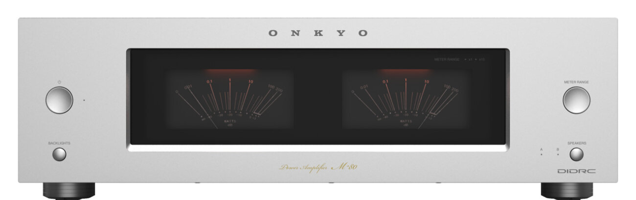 Ampli de puissance Onkyo Icon M-80 en finition argent vu de face, avec ses deux grands vumètres à aiguille rétroéclairés