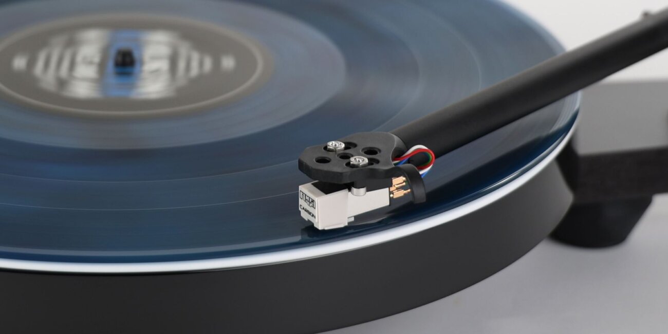 Cellule Rega Carbon montée sur la Replay en train de lire un disque vinyle bleu translucide