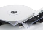 Platine vinyle Rega Replay noire avec plateau phénolique et feutre blanc, bras RB110, cellule Carbon et capot transparent amovible