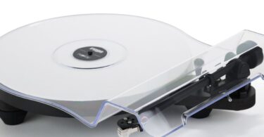 Platine vinyle Rega Replay noire avec plateau phénolique et feutre blanc, bras RB110, cellule Carbon et capot transparent amovible