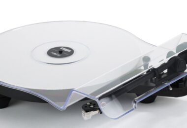 Platine vinyle Rega Replay noire avec plateau phénolique et feutre blanc, bras RB110, cellule Carbon et capot transparent amovible