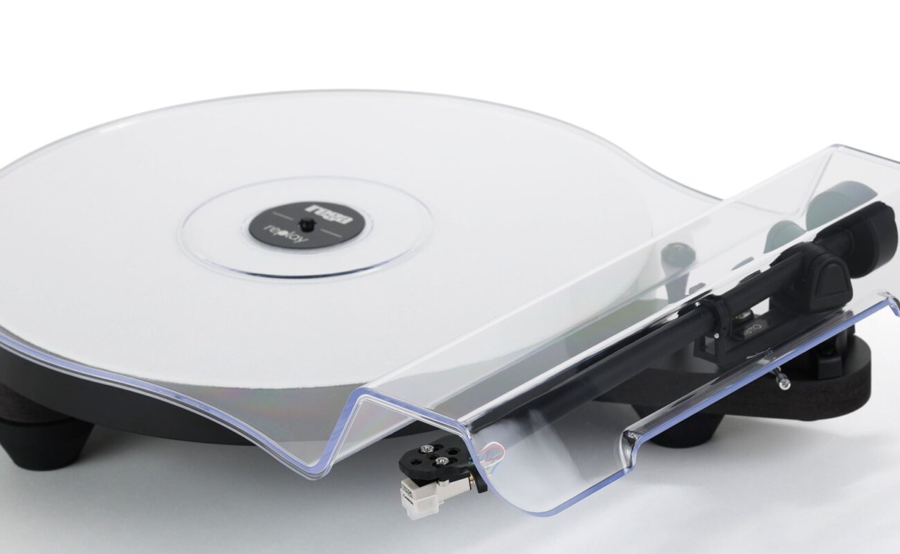 Platine vinyle Rega Replay noire avec plateau phénolique et feutre blanc, bras RB110, cellule Carbon et capot transparent amovible