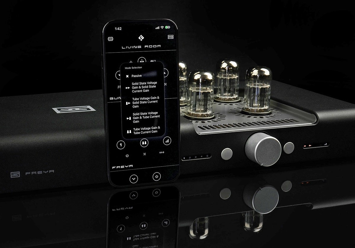 Smartphone affichant l'application Schiit Forkbeard ouverte sur le menu de sélection des modes du préampli Freya 2, posé devant l'appareil noir et ses quatre lampes octales