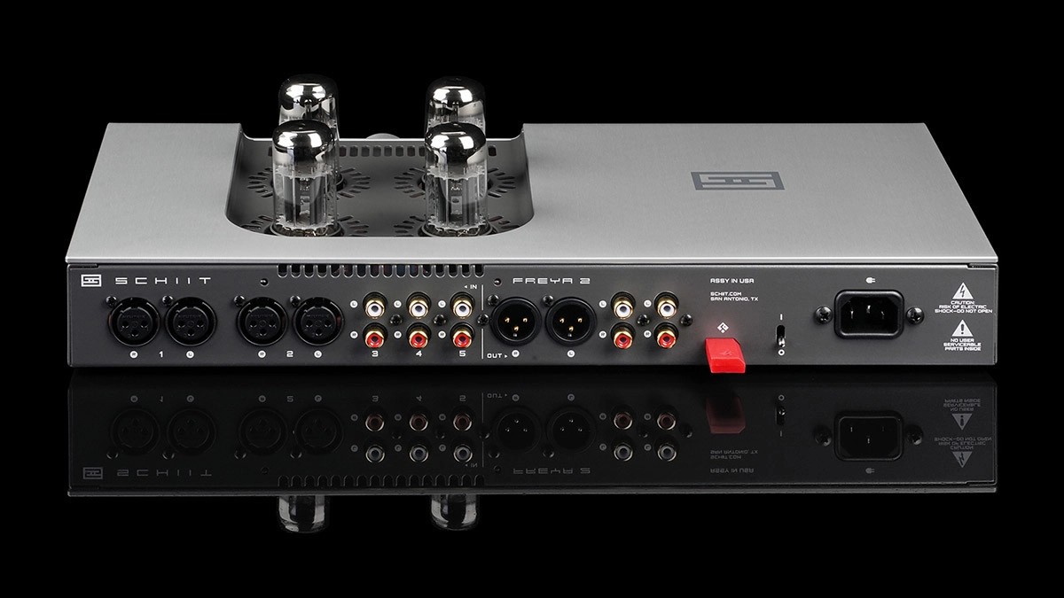 Face arrière du préamplificateur Schiit Freya 2 en finition argent avec deux paires d'entrées XLR, trois paires d'entrées RCA, une paire de sorties XLR, deux paires de sorties RCA, le module Forkbeard rouge enfiché et la prise secteur