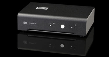 Préampli phono Schiit Mani 3 noir vu de face, voyants MM et MC, bouton de sélection et indicateurs de gain en façade, sur fond noir