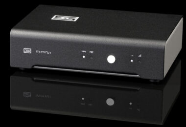 Préampli phono Schiit Mani 3 noir vu de face, voyants MM et MC, bouton de sélection et indicateurs de gain en façade, sur fond noir