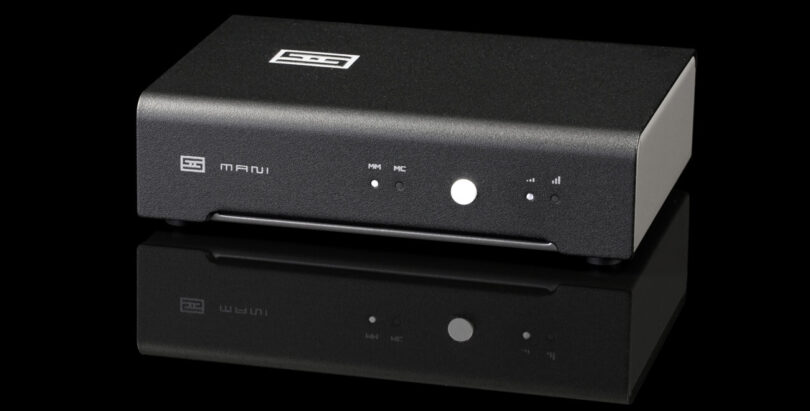 Préampli phono Schiit Mani 3 noir vu de face, voyants MM et MC, bouton de sélection et indicateurs de gain en façade, sur fond noir