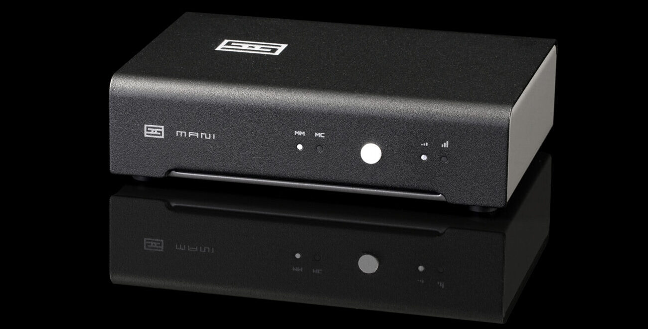 Préampli phono Schiit Mani 3 noir vu de face, voyants MM et MC, bouton de sélection et indicateurs de gain en façade, sur fond noir