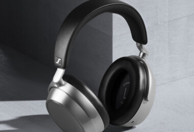 Casque sans fil Sennheiser HDB 630 en finition Lunar Silver vu de trois quarts, coques argentées au rendu mat, arceau noir en similicuir japonais IDEATEX et coussinets circum-auriculaires noirs, posé contre un mur de béton gris