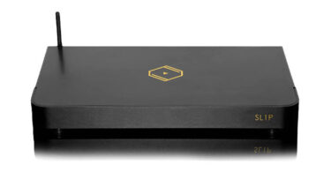 Lecteur réseau Silent Angel Bremen SL1P noir vu de face, boîtier pleine largeur avec logo doré sur le capot, streamer Roon Ready avec DAC intégré